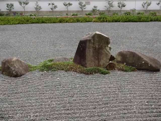 庭石オブジェ花壇